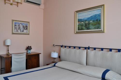 1 dormitorio con 1 cama y una foto en la pared en Residenza Cantagalli, en Florencia