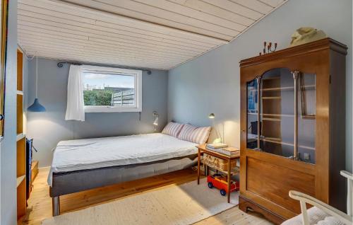- une chambre avec un lit et une fenêtre dans l'établissement 1 Bedroom Amazing Home In Karrebksminde, à Karrebæksminde