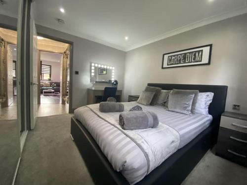 ロンドンにあるModern Spacious 1 Bed Apartment with Free Parking in Trendy Inner London Suburb 15 mins walk to Victoria Line Underground then 20 mins to Oxford Street "West End of London" or 10 mins walk to Overground and 10 mins to London Liverpool St "City of London"の大きなベッドと2つの枕がある寝室