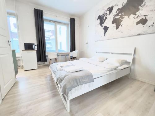 赫爾辛基的住宿－Authentic Central Apartment Helsinki，卧室配有一张挂着世界地图的床