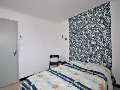 - une chambre avec un lit et un mur noir et blanc dans l'établissement Appartement Banyuls-sur-Mer, 2 pièces, 4 personnes - FR-1-309-29, à Banyuls-sur-Mer