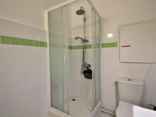 バニュルス・シュル・メールにあるAppartement Banyuls-sur-Mer, 2 pièces, 4 personnes - FR-1-309-29のバスルーム(ガラス張りのシャワー、トイレ付)