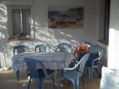 uma mesa azul e cadeiras com uma mesa e uma janela em Appartement Banyuls-sur-Mer, 3 pièces, 6 personnes - FR-1-309-35 em Banyuls-sur-Mer
