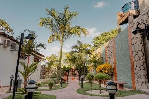布拉甘薩的住宿－Pousada Aruans Casarão，一条种有棕榈树的街道和一座建筑