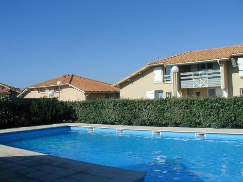 une piscine devant une maison dans l'établissement Maison Jumelée à 2 Pas de la Plage - Piscine, Terrasse, Parking Privé - Idéale Famille / Amis - FR-1-319-193, à Biscarrosse-Plage