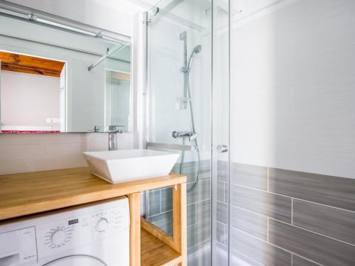 une salle de bain avec un lavabo et une douche dans l'établissement Maison Jumelée à 2 Pas de la Plage - Piscine, Terrasse, Parking Privé - Idéale Famille / Amis - FR-1-319-193, à Biscarrosse-Plage