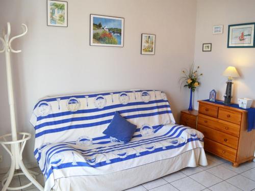 een slaapkamer met een bed en een houten dressoir bij Appartement La Tranche-sur-Mer, 2 pièces, 4 personnes - FR-1-22-229 in La Tranche-sur-Mer