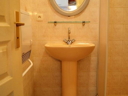 een badkamer met een wastafel en een spiegel aan de muur bij Appartement La Tranche-sur-Mer, 2 pièces, 4 personnes - FR-1-22-229 in La Tranche-sur-Mer