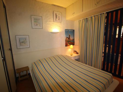 une chambre avec un lit, une lampe et une fenêtre dans l'établissement Studio Cabine à Collioure, à 100m de la Plage et des Commerces - FR-1-309-153, à Collioure