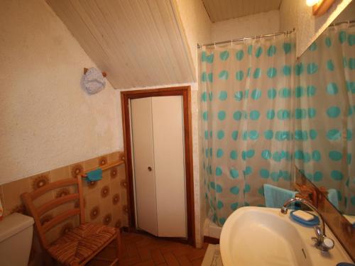 une salle de bain avec un lavabo, des toilettes et une douche dans l'établissement Studio Cabine à Collioure, à 100m de la Plage et des Commerces - FR-1-309-153, à Collioure