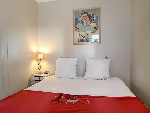 レ・ジェにあるAppartement Les Gets, 2 pièces, 4 personnes - FR-1-454-56の赤い毛布付きのベッドが備わる小さな客室です。