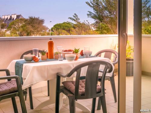 Appartement moderne 3 pièces avec balcon, ascenseur, proche plages et commerces, parking inclus - FR-1-349-64