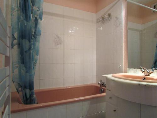 une salle de bain avec une baignoire et un lavabo dans l'établissement Studio avec Piscine, Parking et Balcon aux Sables-d'Olonne - FR-1-197-380, à Les Sables-dʼOlonne