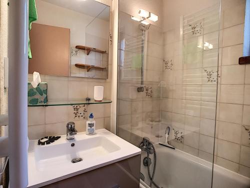 Appartement Les Gets, 2 pièces, 4 personnes - FR-1-454-33にあるバスルーム