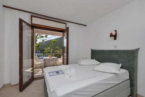 Postel nebo postele na pokoji v ubytování Apartment and Rooms Nikola