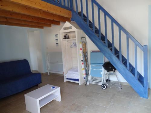 a room with a bunk bed and a blue staircase at Charmante maison au calme près de la plage, jardinet privatif, 4 pers, animaux sur demande - FR-1-476-13 in La Faute-sur-Mer