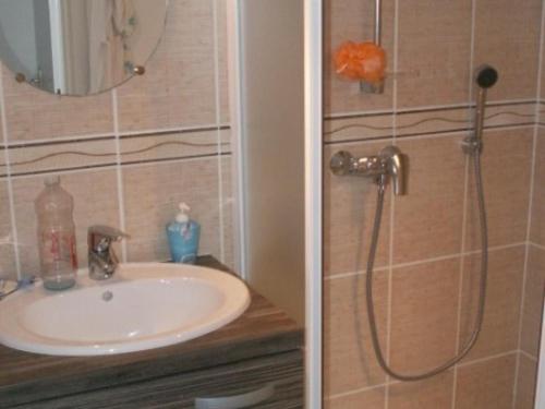 une salle de bain avec un lavabo et une douche dans l'établissement Maison Vendéenne avec Piscine Proche de la Plage et Commerces, Animaux Acceptés sur Demande - FR-1-476-28, à La Faute-sur-Mer