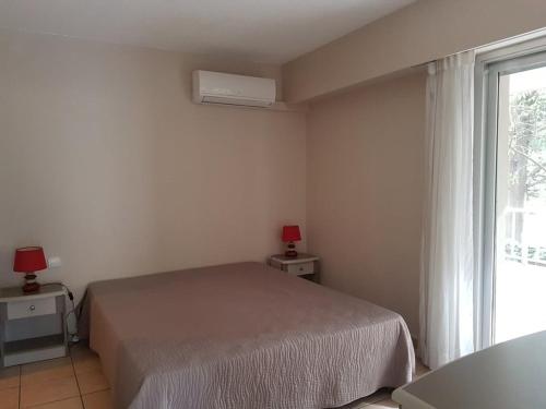 une chambre avec un lit et une fenêtre dans l'établissement Appartement 2 Pièces avec Balcon, Climatisé, Proche Plage et Centre-Ville - FR-1-466A-2, à Saint-Raphaël