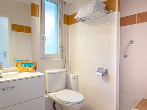 une salle de bain avec toilettes, lavabo et douche dans l'établissement Appartement 2 Pièces avec Balcon, Climatisé, Proche Plage et Centre-Ville - FR-1-466A-2, à Saint-Raphaël