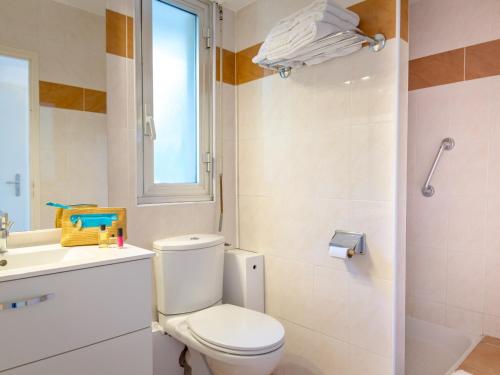 uma casa de banho com um WC, um lavatório e um chuveiro em Appartement Saint-Raphaël, 2 pièces, 4 personnes - FR-1-466A-2 em Saint-Raphaël