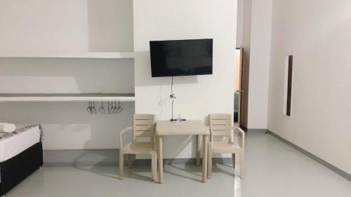 - une salle à manger blanche avec une table et des chaises blanches dans l'établissement Aloja-T en Apartamento amoblado 4 en Ciudad Bolivar, à Ciudad Bolívar