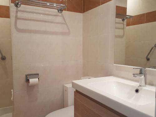 une salle de bain avec un lavabo blanc et des toilettes dans l'établissement Studio clim. proche plage, commerces & gare avec WiFi, parking en option - FR-1-466A-15, à Saint-Raphaël