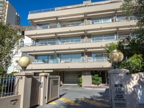 un immeuble d'appartements avec une porte en face dans l'établissement Studio Climatisé 2/3 Pers - Proche Plage et Commerces - Wifi Gratuit - FR-1-466A-18, à Saint-Raphaël