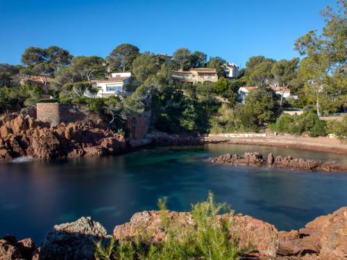 Vue sur une rivière avec des maisons en arrière-plan dans l'établissement Studio idéal centre-ville St-Raphaël, climatisé, proche plage et commerces, balcon, WI-FI, parking optionnel - FR-1-466A-35, à Saint-Raphaël