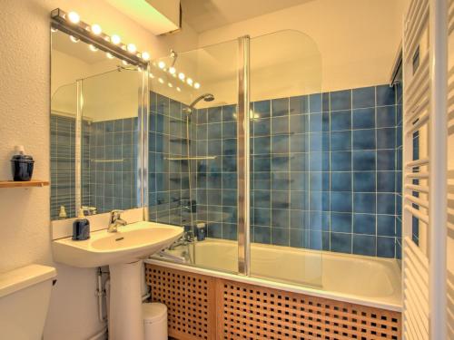 une salle de bain avec un lavabo, une douche et une baignoire dans l'établissement Studio cosy avec accès direct à la plage - FR-1-474-111, à Arcachon