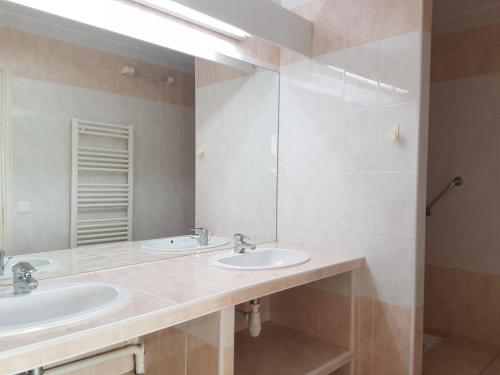 une salle de bain avec deux lavabos et un miroir dans l'établissement 2 Pièces avec Balcon et Terrasse - Plage à 50m - Clim, WiFi, Parking - FR-1-466A-17, à Saint-Raphaël