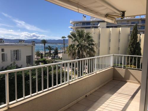 un balcon avec vue sur l'océan dans l'établissement Studio climatisé pour 2, proche plage et commerces, animaux admis, WiFi, parking - FR-1-466A-20, à Saint-Raphaël