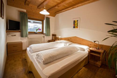 Tempat tidur dalam kamar di Residence Edelweiss