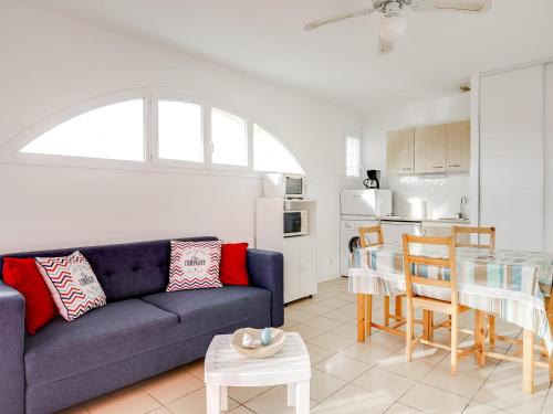 un salon avec un canapé bleu et une table dans l'établissement Bel appartement T3 à 50m de la plage, balcon, parking, pour 4 - FR-1-521-14, à Biscarrosse-Plage