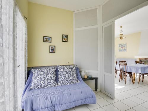 ein Schlafzimmer mit Bett und ein Esszimmer in der Unterkunft Villa 2 chambres proche plage, jardin, véranda, clim, wifi à Biscarrosse - FR-1-521-19 in Biscarrosse-Plage