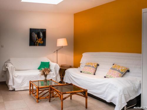 - un salon avec deux canapés blancs et une table dans l'établissement Maison T3 moderne à 50m de la plage – Larmor-Plage - FR-1-349-126, à Larmor-Plage