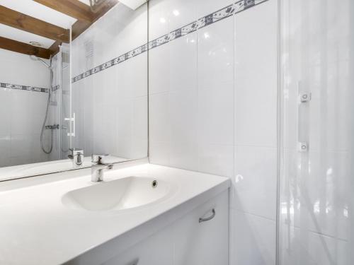 une salle de bain blanche avec un lavabo et un miroir dans l'établissement Maison Jumelée à Biscarrosse Plage, Proche Océan et Centre, 6 Pers, Parking Privé, Récent, Non Fumeur - FR-1-521-67, à Biscarrosse-Plage