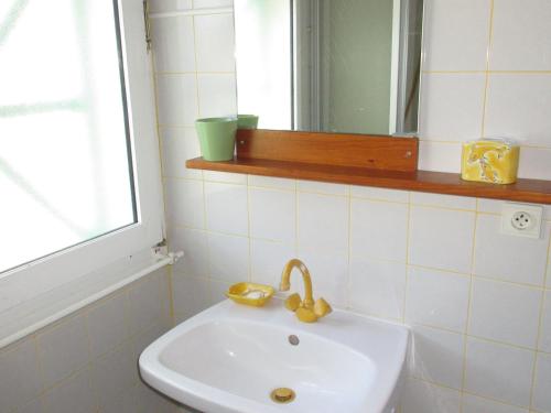 a white bathroom with a sink and a mirror at Maison T3 à Biscarrosse Lac - 4/6 pers - Jardin, terrasse, proche lac et pistes cyclables - FR-1-521-116 in Biscarrosse