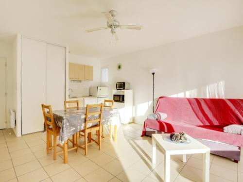 un salon avec un canapé rouge et une table dans l'établissement Appartement T3 à 50m de l'océan, balcon sud, parking, pour 4 pers à Biscarrosse - FR-1-521-3, à Biscarrosse-Plage