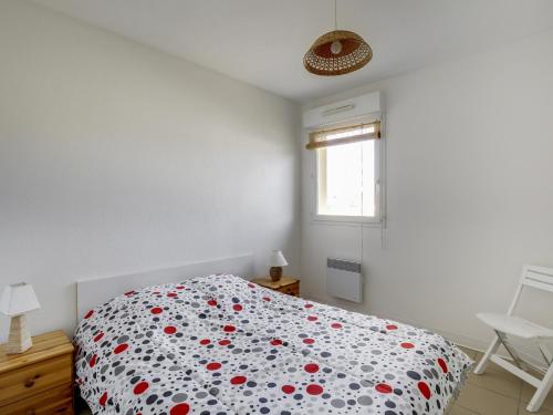 Ένα ή περισσότερα κρεβάτια σε δωμάτιο στο Appartement T3 à 50m de l'océan, balcon sud, parking, pour 4 pers à Biscarrosse - FR-1-521-3