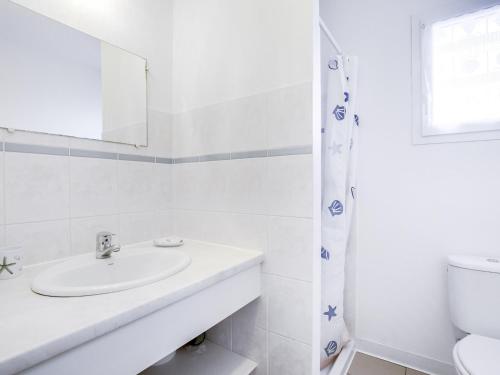 Ένα μπάνιο στο Appartement T3 à 50m de l'océan, balcon sud, parking, pour 4 pers à Biscarrosse - FR-1-521-3