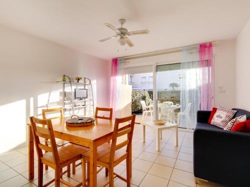 un salon avec une table et un canapé dans l'établissement Appartement T3 avec Terrasse - à 50m de la Plage de Biscarrosse, Parking Privé Inclus - FR-1-521-15, à Biscarrosse-Plage