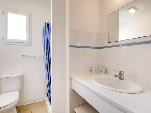 une salle de bain blanche avec un lavabo et des toilettes dans l'établissement Appartement T3 avec Terrasse - à 50m de la Plage de Biscarrosse, Parking Privé Inclus - FR-1-521-15, à Biscarrosse-Plage