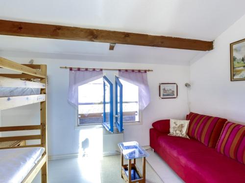 - un salon avec un canapé rouge et des lits superposés dans l'établissement Maison T2 mezzanine près de l'océan - 5/6 personnes - terrasse et parking privé - 40600 Biscarrosse - FR-1-521-23, à Biscarrosse-Plage