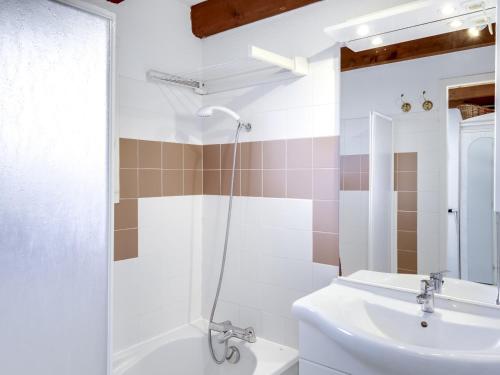 une salle de bain avec une douche, un lavabo et des toilettes dans l'établissement Maison T2 mezzanine près de l'océan - 5/6 personnes - terrasse et parking privé - 40600 Biscarrosse - FR-1-521-23, à Biscarrosse-Plage