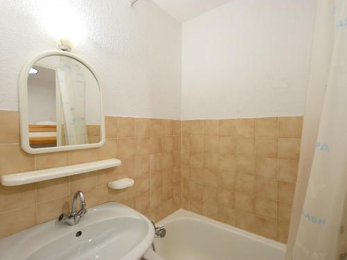 Appartement Bernex, 2 pièces, 4 personnes - FR-1-498-22 في بيرنيكس: حمام مع حوض وحوض ومرآة