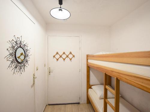 Appartement Bernex, 2 pièces, 4 personnes - FR-1-498-22 في بيرنيكس: غرفة نوم مع سرير بطابقين ومرآة