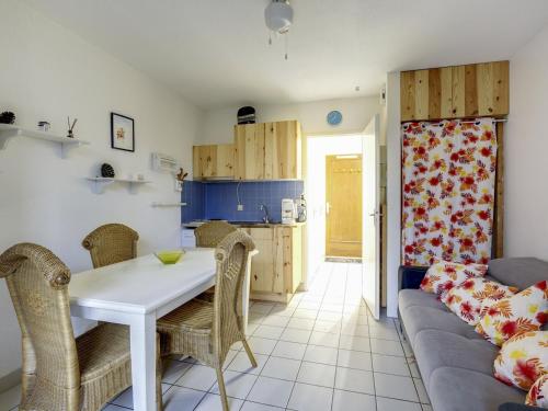 une cuisine et un salon avec une table et des chaises blanches dans l'établissement Studio cabine 4 pers. - à 300m des plages - terrasse et parking privé - FR-1-521-39, à Biscarrosse-Plage