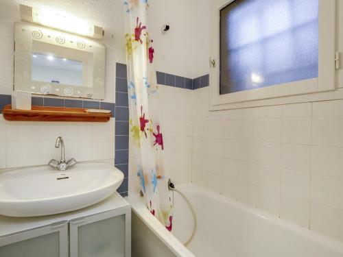 Ένα μπάνιο στο Studio cabine 4 pers. - à 300m des plages - terrasse et parking privé - FR-1-521-39