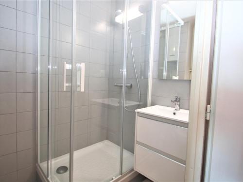 y baño con ducha y lavamanos. en Studio Banyuls-sur-Mer, 1 pièce, 4 personnes - FR-1-309-210, en Banyuls-sur-Mer