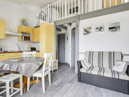 une cuisine et une salle à manger avec une table et des chaises dans l'établissement Charmante maison T2 avec mezzanine, terrasse et parking, à 350m de la plage – idéal pour 4 personnes - FR-1-521-51, à Biscarrosse-Plage
